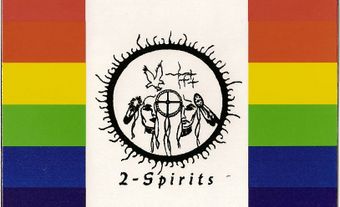 Un drapeau représentant des personnes bi-spirituels des Premières Nations.