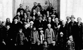 Photography of Immigrants from Central Europe arriving in Winnipeg, Manitoba