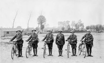 Membres du bataillon de cyclistes du Corps canadien près d’Ypres