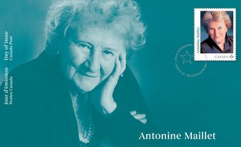 Portrait d'Antonine Maillet en turquoise avec un timbre portant son effigie dans le coin supérieur à droite.