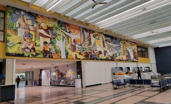 Fresque murale dans un aéroport.