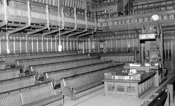 Chambre vide de la Chambre des communes (Royaume-Uni), photographiée depuis les députés d'arrière-ban de l'opposition.