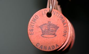 Le recto d’un disque d’identification inuit