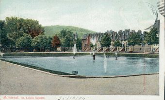 Une gravure de carte postale d'un parc avec un grand étang. Des maisons et le Mont-Royal figurent en arrière-plan.