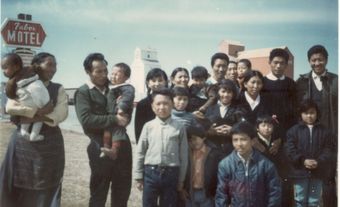 Groupe de réfugiés d'origine tibétaine à Taber, en Alberta en mars 1971