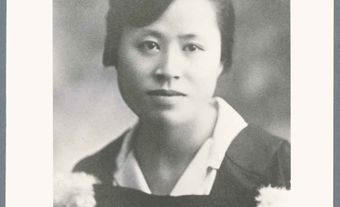 Portrait d'une femme chinoise en toge de remise des diplômes.