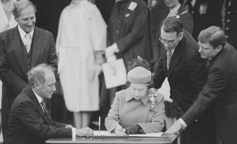 La signature de la Proclamation de la Loi constitutionnelle