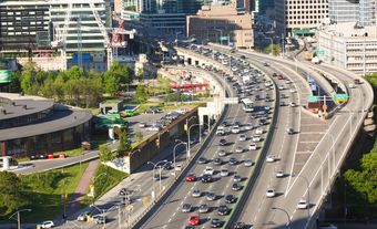 Image d'un embouteillage dans un sens sur l’autoroute Gardiner de Toronto, au Canada.