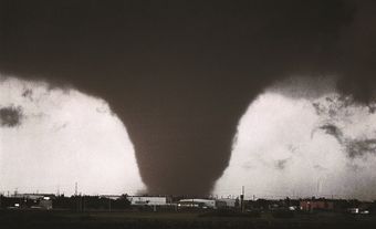 Photo en noir et blanc d’une tornade géante.