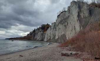 Falaises sablonneuses sur fond de ciel gris