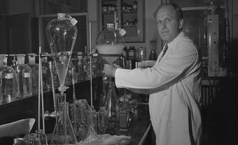 Le docteur Jacques Genest, directeur des recherches cliniques, hôpital Hôtel Dieu, en 1955.