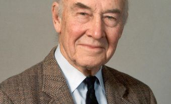 John Tuzo Wilson, géophysicien et géologue canadien, c. 1992.