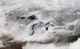 Image satellite des Grands Lacs en hiver.