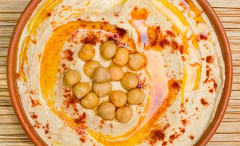 Hummus avec des morceaux de pois chiches