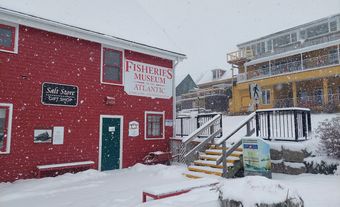 Bâtiment rouge entouré de neige.
