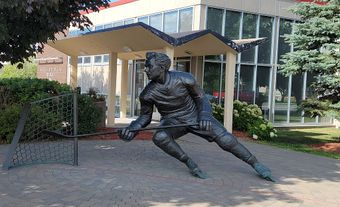 Statue de Guy Lafleur devant l'hôtel de ville de Thurso, Québec, où il est né.