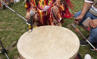 Performance de tambour dans un pow-wow