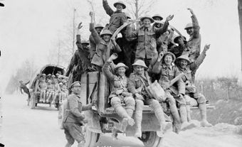 Soldats canadiens revenant de la crête de Vimy