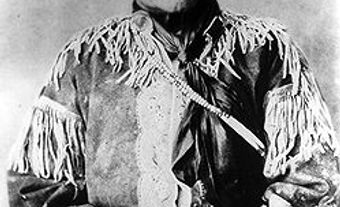 Mékaisto (Red Crow) est l'un des chefs importants à qui l'on a fait appel pour un peuplement pacifique de l'Ouest.