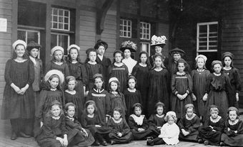 Group of immigrant girls, Québec, 1908