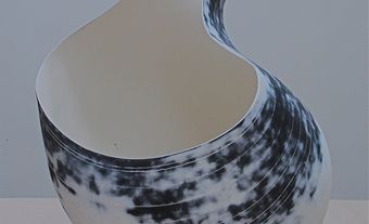 Steve Heinemann, Borealis, 2012, céramique, cuissons multiples, 58 cm x 49 x 72.