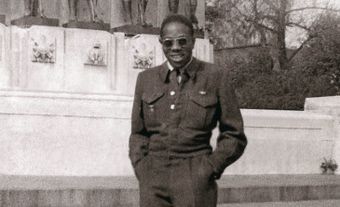 Leonard Braithwaite en uniforme devant le Mémorial de guerre britannique à Londres, Angleterre, juste après le jour de la Victoire, 1945.