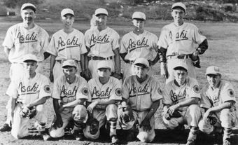 Portrait de groupe de l’équipe de baseball des Asahi