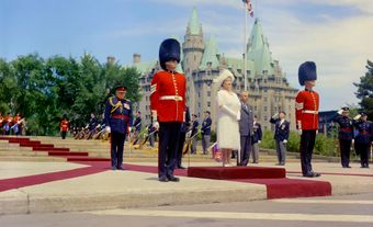 La reine Elizabeth visitant le Monument commémoratif de guerre du Canada à Ottawa, vers 1943-1965.