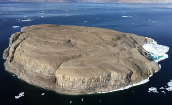 L’île Hans, vue aérienne.