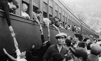 Des Canadiens japonais sont réinstallés en Colombie Britannique en 1942.