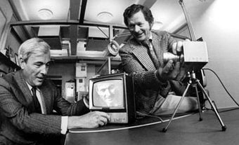 Willard Boyle (à gauche) et George Smith (à droite) chez Bells Labs, vers 1974.