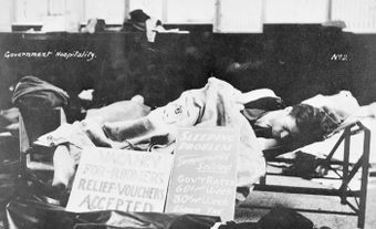 Un homme endormi sur un lit de camp pendant la crises des années 1930