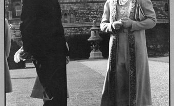 Le journaliste canadien Matthew Halton avec la reine Elizabeth en 1937.