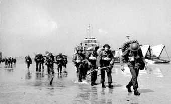 Des soldats canadiens débarquant sur Juno Beach à Courseulles-sur-Mer, le 6 juin 1944.