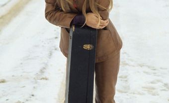 Joni Mitchell avec son étui à guitare, 11 janvier 1969