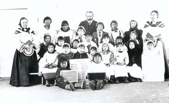 "Eine Schulergrupper in Nain" (1908)