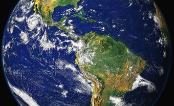 Photographie de la planète Terre montrant l'Amérique du Nord et du Sud