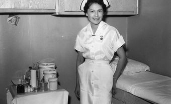 Photo de Jean Cuthand Goodwill portant son uniforme d'infirmière