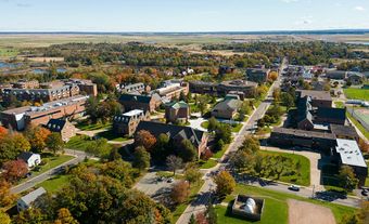 Photographie aérienne du campus de l’Université Mount Allison.