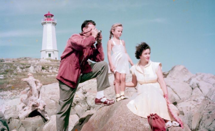 Devant la forteresse de Louisbourg, site historique national en Nouvelle-Écosse, 1952.