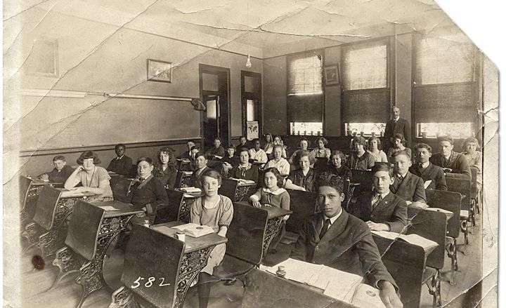 Élèves posant dans leur classe, vers 1910‑1920.