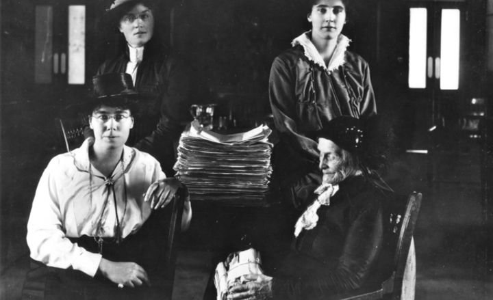 La Political Equality League présente une pétition, 1915