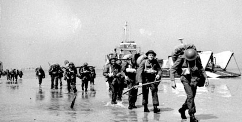 Des soldats canadiens débarquant sur Juno Beach à Courseulles-sur-Mer, le 6 juin 1944.